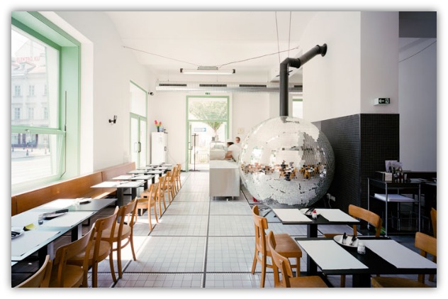 13-DISCO-VOLANTE-by-Madame-Mohr-photo-Lukas-Schaller-yatzer