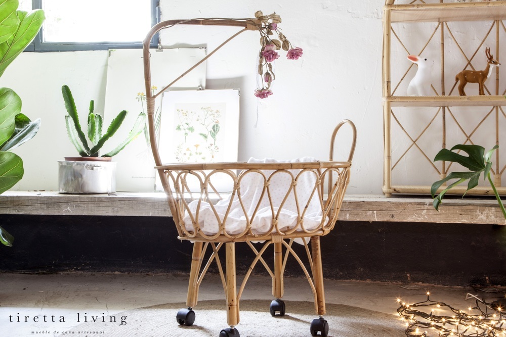 LOGO_tiretta_living_-_mueble_de_caña_artesanal_-_moises_cuna_muñecas_retro_vintage_juguete_niña_regalo
