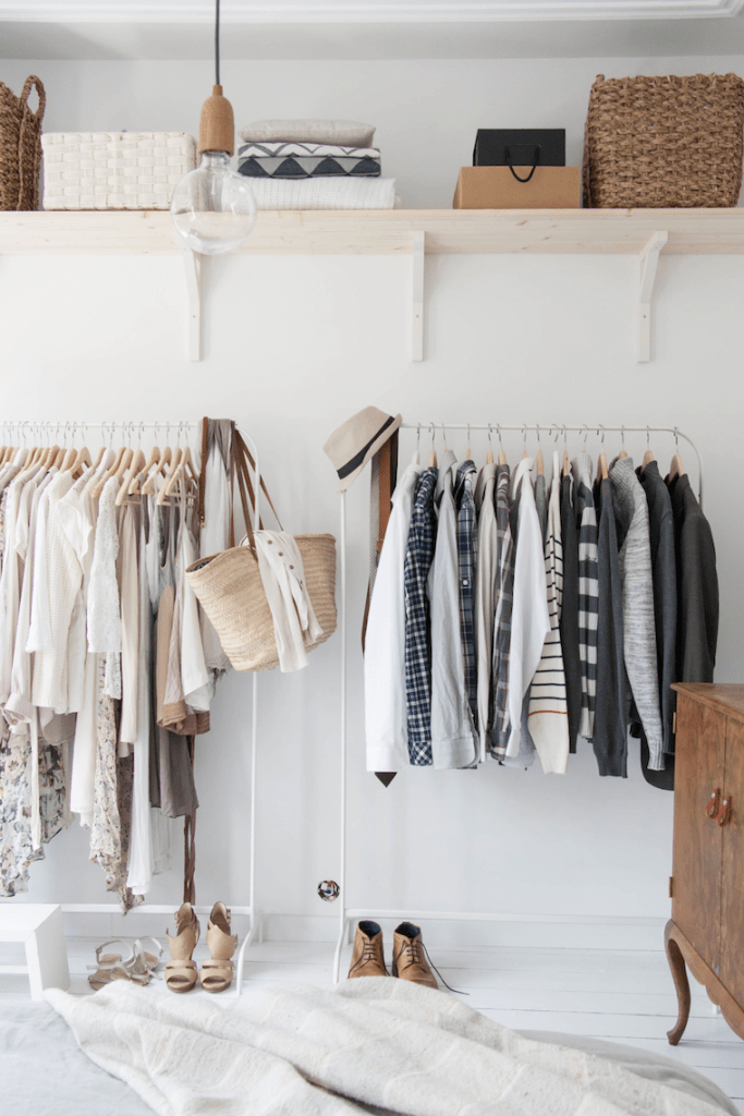 Dormitorio-con-vestidor-a-la-vista2C-estanteriCC81as-de-baldas-de-madera-natural2C-perchero-MULIG-de-Ikea-mesita-vintage-683x1024