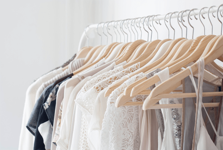 Ropa-colgada-en-perchero-Mulig-de-Ikea-con-perchas-de-madera